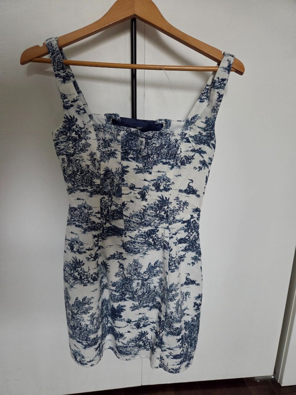 Robe à bretelles motif toile de Jouy bleu marine